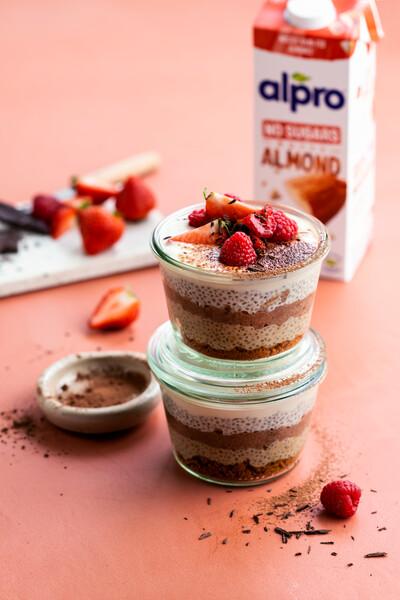 Pudding de chia façon tiramisu avec des fruits rouges
