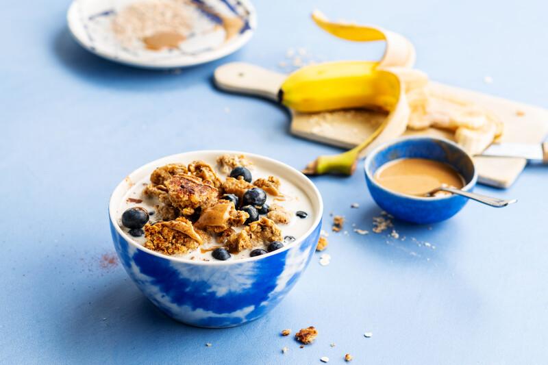 Üleöö-kaerahelbed Chia-seemnete, Marjakompoti ja Mandlivõiga