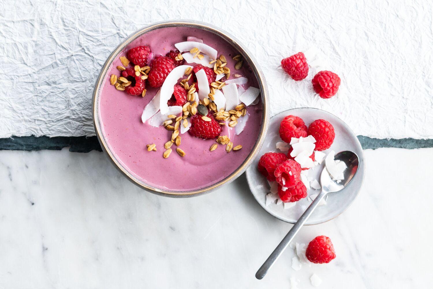 Vanilj-hallon protein smoothie bowl