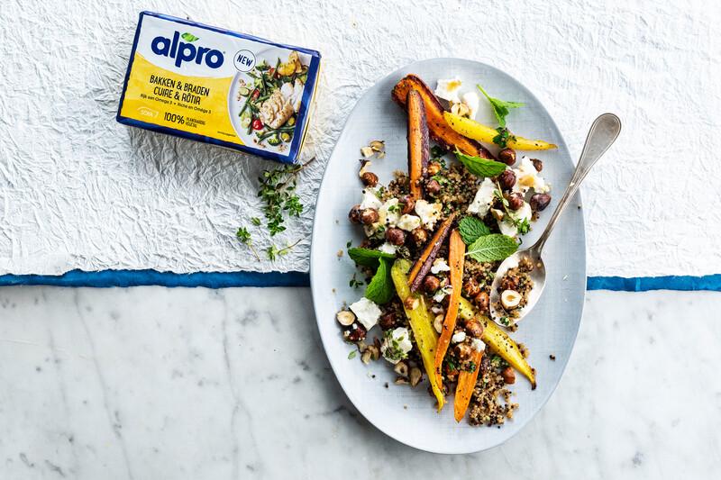 Salade de quinoa avec des carottes à l'étuvée