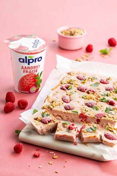 Collation glacée banane, framboises et beurre de cacahuète