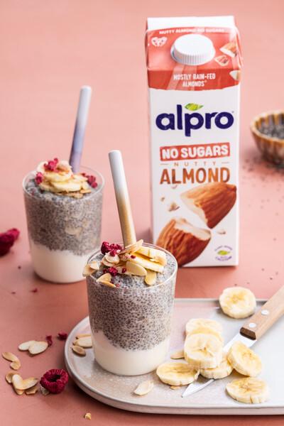 Avena con chia, composta di frutti di bosco e burro di mandorle