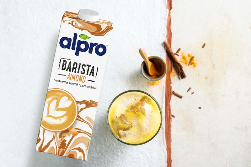 Iced Latte με μέλι και κουρκουμά