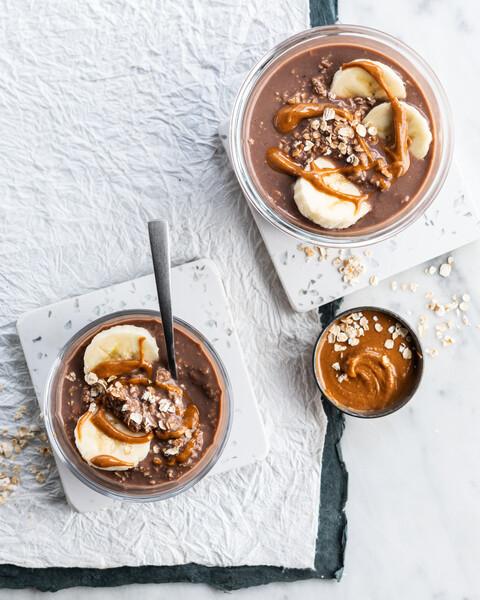 Ovesné vločky s arašídovým máslem připravované přes noc