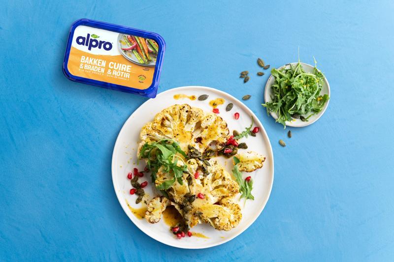 Gebakken bloemkoolsteaks met tuinkruiden