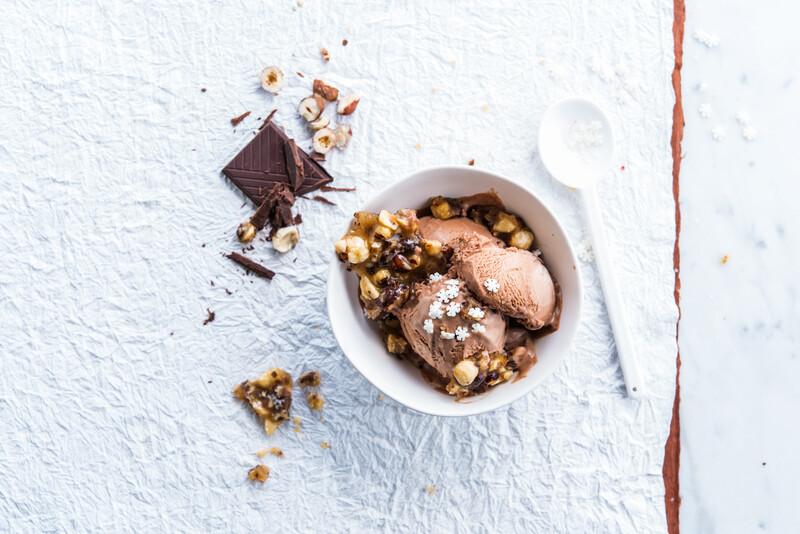 Postre de helado de choco y avellanas